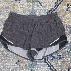 GREY HOTTY HOTS 2.5 IN LULULEMON SHORTS!